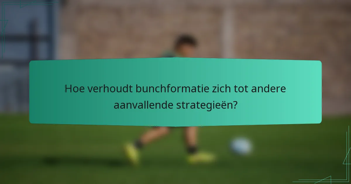 Hoe verhoudt bunchformatie zich tot andere aanvallende strategieën?